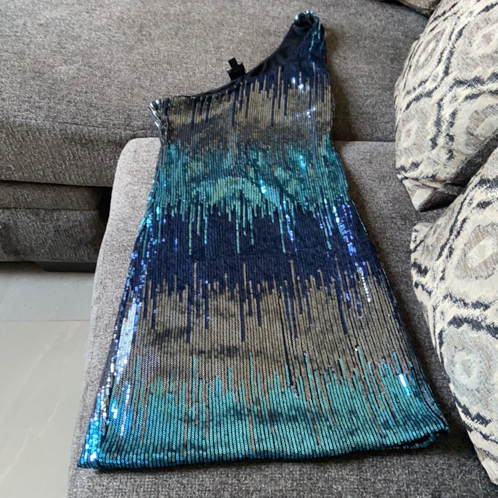 Es un vestido con brillos de colores